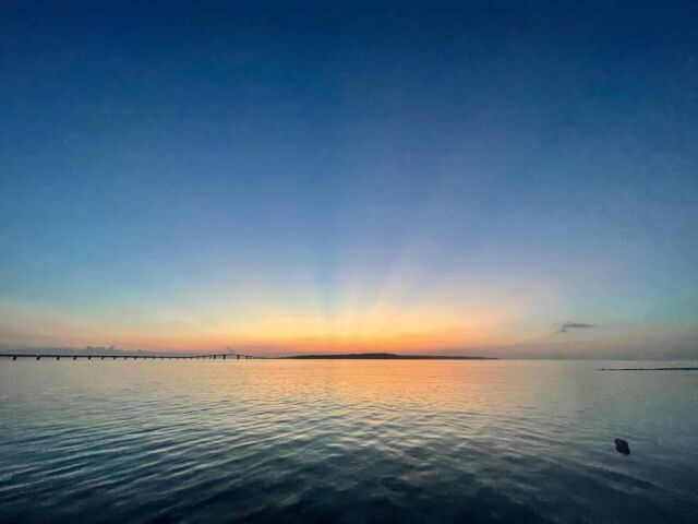 こんにちは！
MIYAKO CAR 倶楽部です🚗🌈

数日前に宮古サンセットビーチで見た夕陽なんですが、放射線状に出てる光がすごく幻想的だったのでつい何枚も撮ってしまいました😆✨

カメラフォルダが素敵な宮古島の自然アートでいっぱいです🌺🌈

宮古島の青い海も広い空も
生い茂る草木も
いつ見ても癒しやパワーを与えてくれます🌱🌏

是非色んなスポットで
お気に入りショットを撮って
素敵な旅の思い出にして下さいね😊

#宮古島レンタカー #レンタカー #レンタカーでドライブ #宮古島 #宮古島旅行 #宮古島グルメ #宮古島ホテル #宮古ブルー #ハマー #hummer #hummerh2 #海好きな人と繋がりたい #宮古島好きな人と繋がりたい #miyakojima #miyakoisland 

【 MIYAKO CAR 倶楽部】

〒906-0012 
沖縄県宮古島市平良西里911番地10
📞0980 79 0736

ご予約、お問合せお待ちしております✨