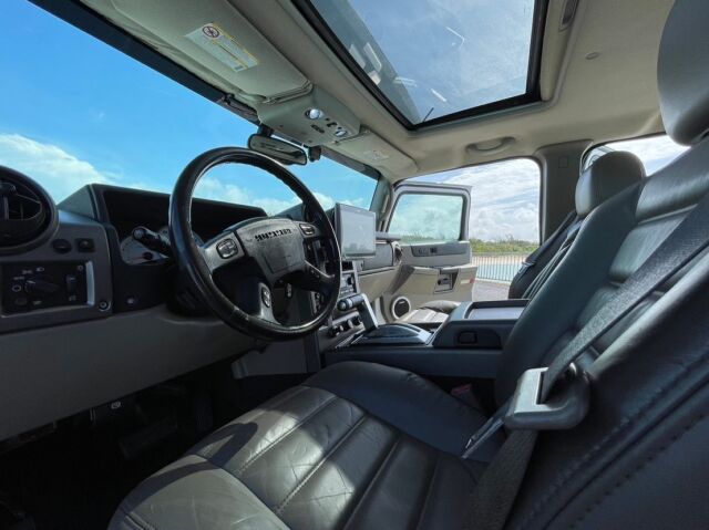 【WhiteHUMMER 内装】

Whiteハマーの内装になります✨

広々とした車内なのでファミリーやご友人とドライブを楽しむ事が出来ます😊

また乗る人の事を考えた多機能な収納や
運転に集中しやすいモニターが備わっています🌵
Apple Car PlayやAndroid Autoに対応しているため
スマホと連携しスマホ内のアプリをタッチパネルモニターで操作でき便利です♪

宮古旅には是非MCCのWhiteハマーを🌺🌈

#宮古島レンタカー #レンタカー #レンタカーでドライブ #宮古島 #宮古島旅行 #宮古島グルメ #宮古島ホテル #宮古ブルー #ハマー #hummer #hummerh2 #海好きな人と繋がりたい #宮古島好きな人と繋がりたい #miyakojima #miyakoisland 

【 MIYAKO CAR 倶楽部】

〒906-0012 
沖縄県宮古島市平良西里911番地10
📞0980 79 0736

ご予約、お問合せお待ちしております✨